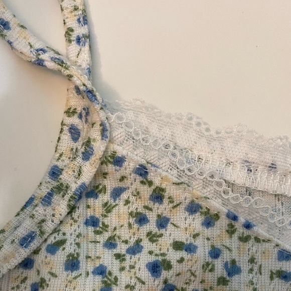 Bloombloom - Lace-Trim Bow-Accent Ribbed Cropped Camisole - Picture 5 of 6